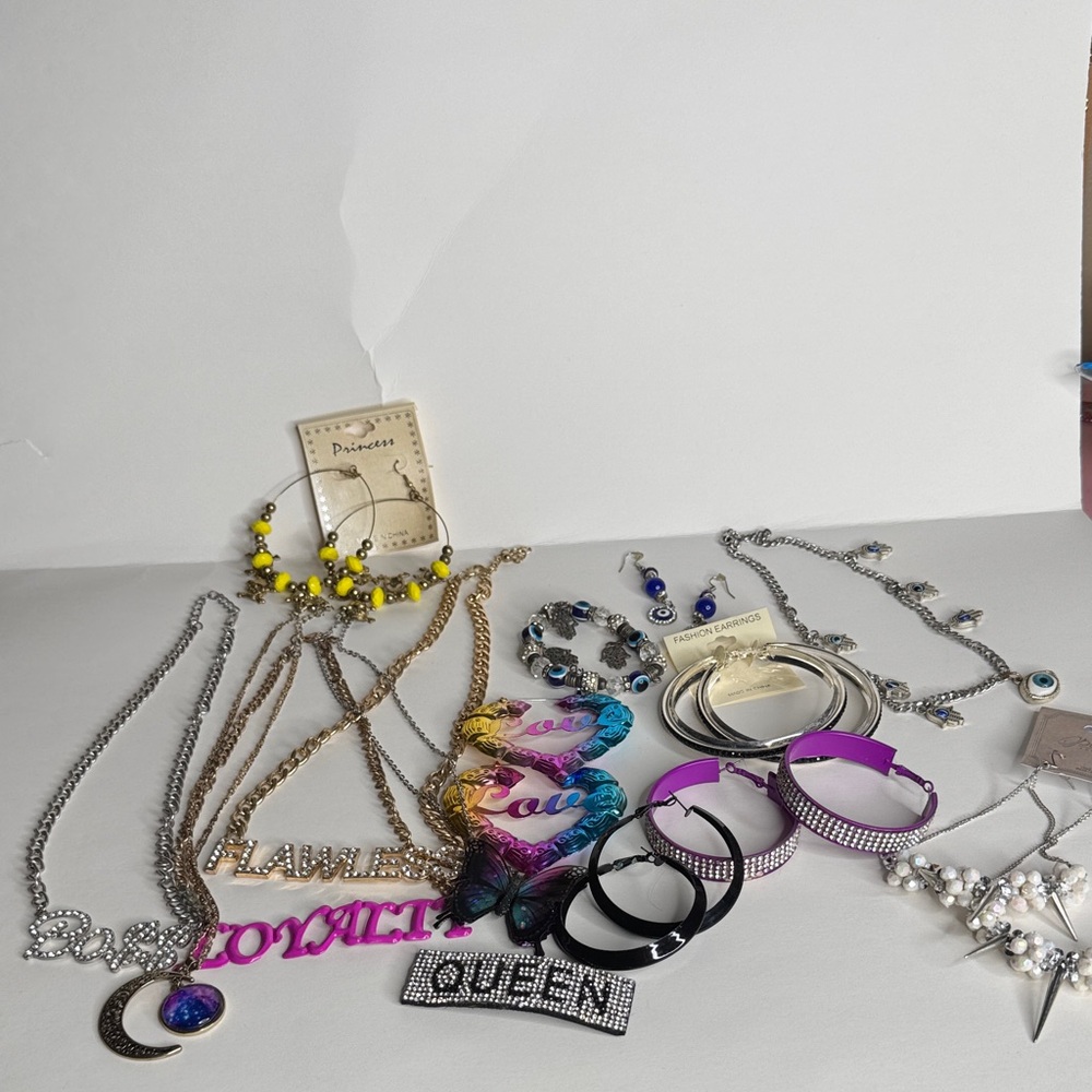Womens Tweens Teens Lot of fun Jewelry - Boss Loyalty Queen Flawless Necklaces